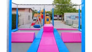 Trampolín con 4 mini estaciones, pasillo central. Equipamiento especial.